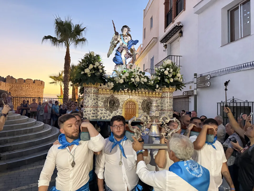 Almuñécar despide las fiestas de San Miguel con procesión y fuegos - Diario Costa Tropical
