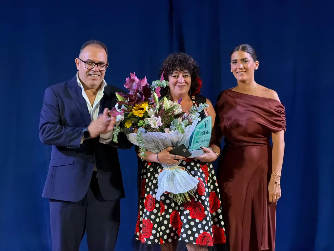 La escritora Ana Vega gana el Premio Internacional de Poesía - Diario Costa Tropical