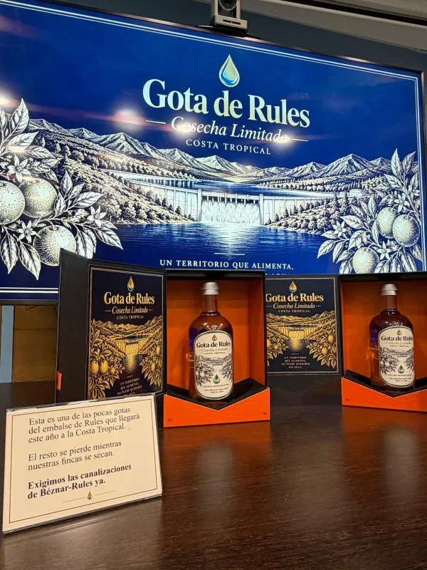 Almuñécar lleva a Madrid la botella Gota de Rules para exigir canalizaciones - Diario Costa Tropical