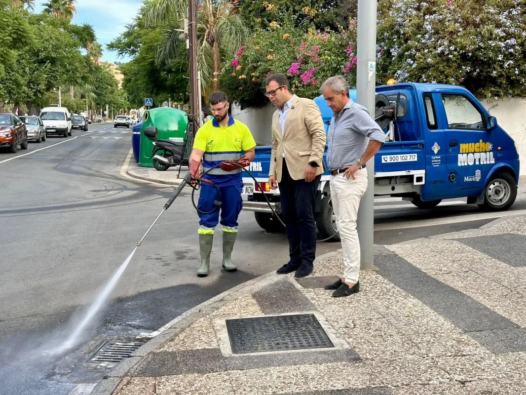 El Ayuntamiento de Motril limpia sus imbornales ante las lluvias - Diario Costa Tropical