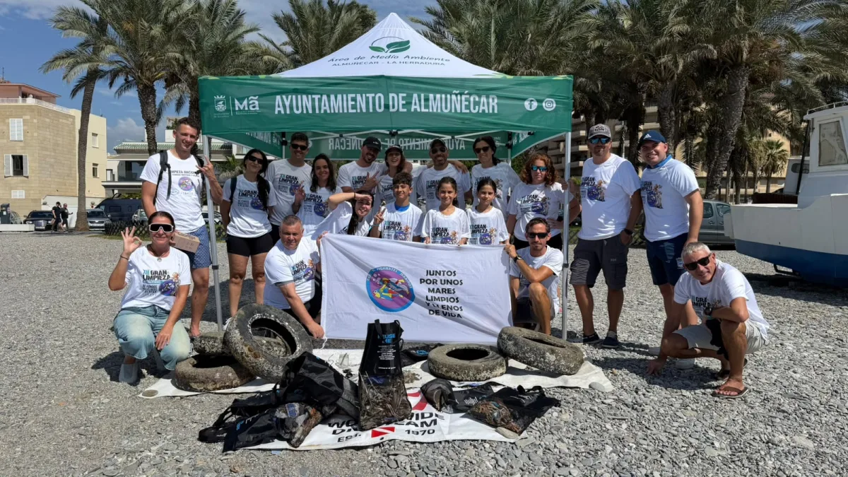 Una veintena de voluntarios retiran doscientos kilos de basura en Almuñécar - Diario Costa Tropical