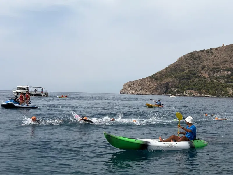 Sergio Cáceres y Elena Rodríguez triunfan en la Travesía de La Herradura - Diario Costa Tropical