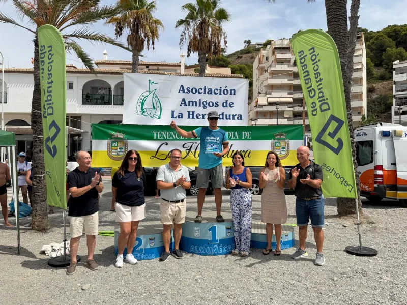 Sergio Cáceres y Elena Rodríguez triunfan en la Travesía de La Herradura - Diario Costa Tropical