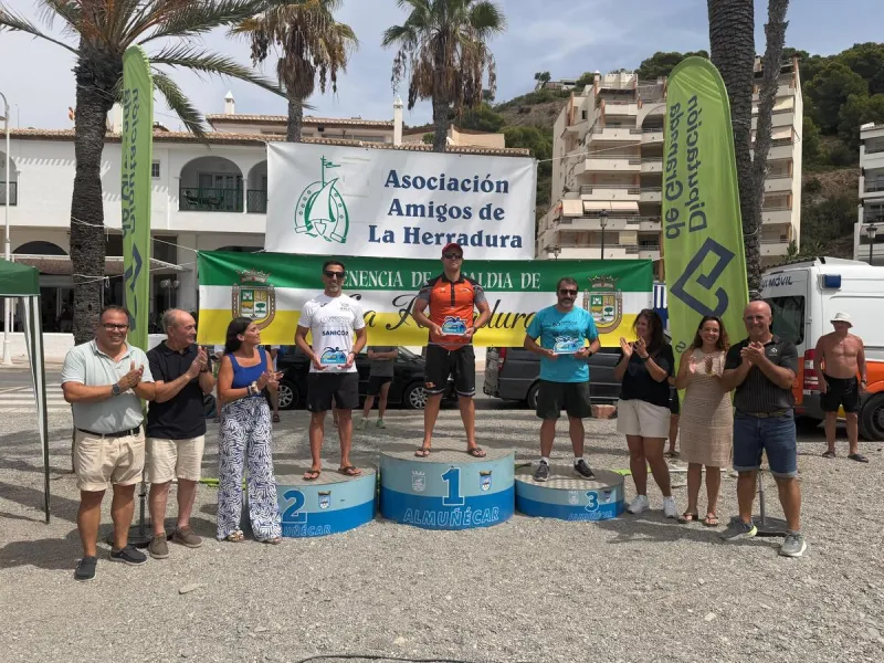 Sergio Cáceres y Elena Rodríguez triunfan en la Travesía de La Herradura - Diario Costa Tropical