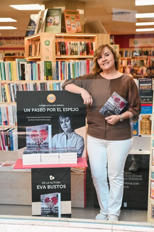 La escritora motrileña Eva Bustos es galardonada como Autora Local Más Vendida