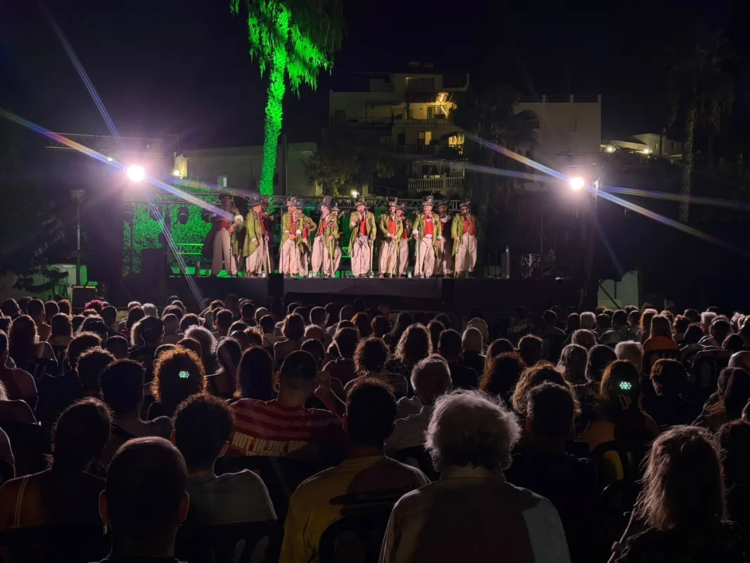 Los Humanos llevan el Carnaval de Cádiz al IX Festival Noches en el Castillo con una noche de coplas, humor y crítica social - Vida y Cultura - Diario Costa Tropical