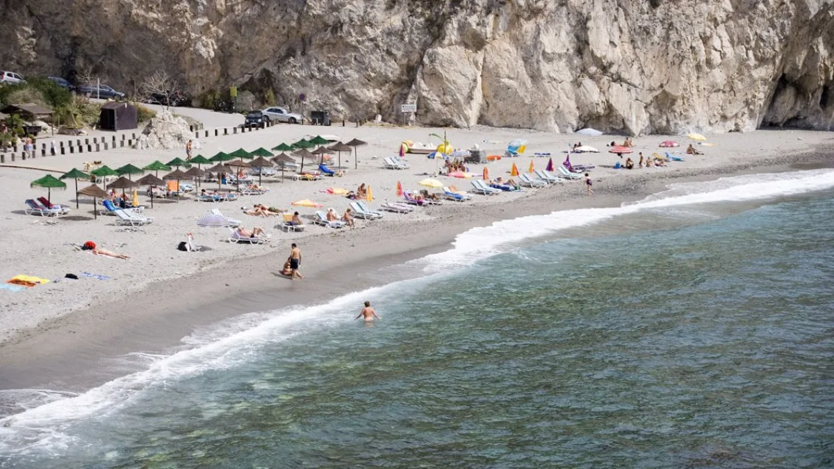 La AAPNC solicita a la Junta la señalización de la playa nudista de Cantarriján