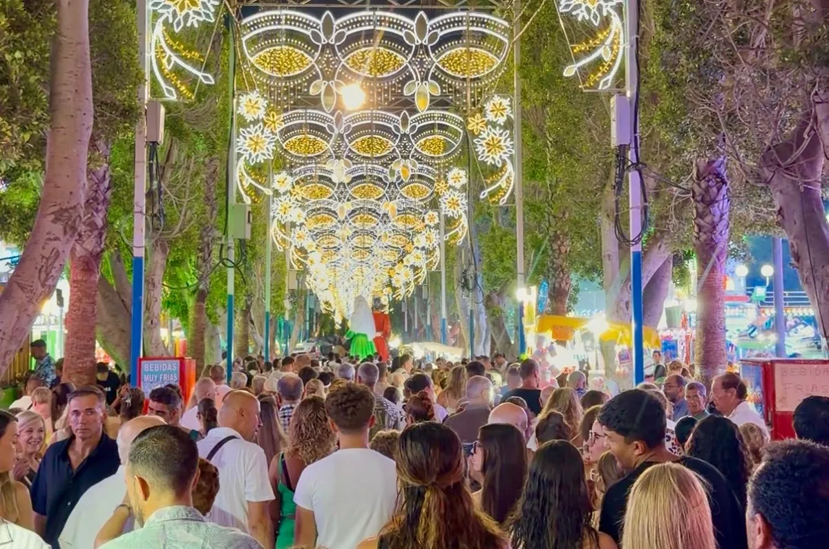 Almuñécar se entrega a su primera gran noche de Feria con un lleno absoluto y El Arrebato como protagonista - Vida y Cultura - Diario Costa Tropical