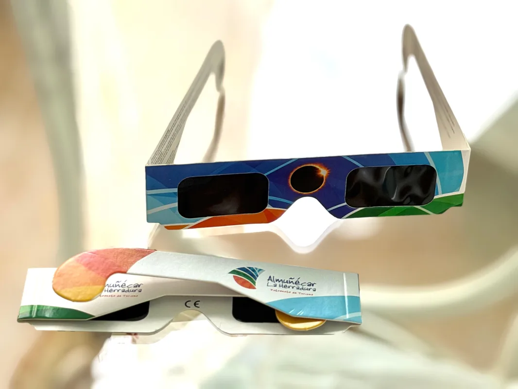 Almuñécar se preparan para el eclipse solar con 6.000 gafas de observación segura - Vida y Cultura - Diario Costa Tropical